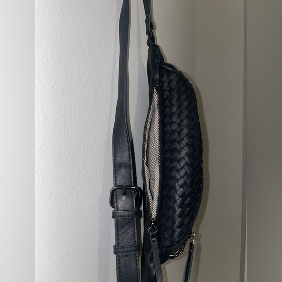 Urban Expressions Black Woven Crossbody Bag - Picture 4 of 7